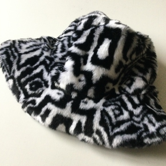 LITA BY CIARA SAFARI PRINT FAUX FUR BUCKET HAT BLACK WHITE OS NWOT main image 9
